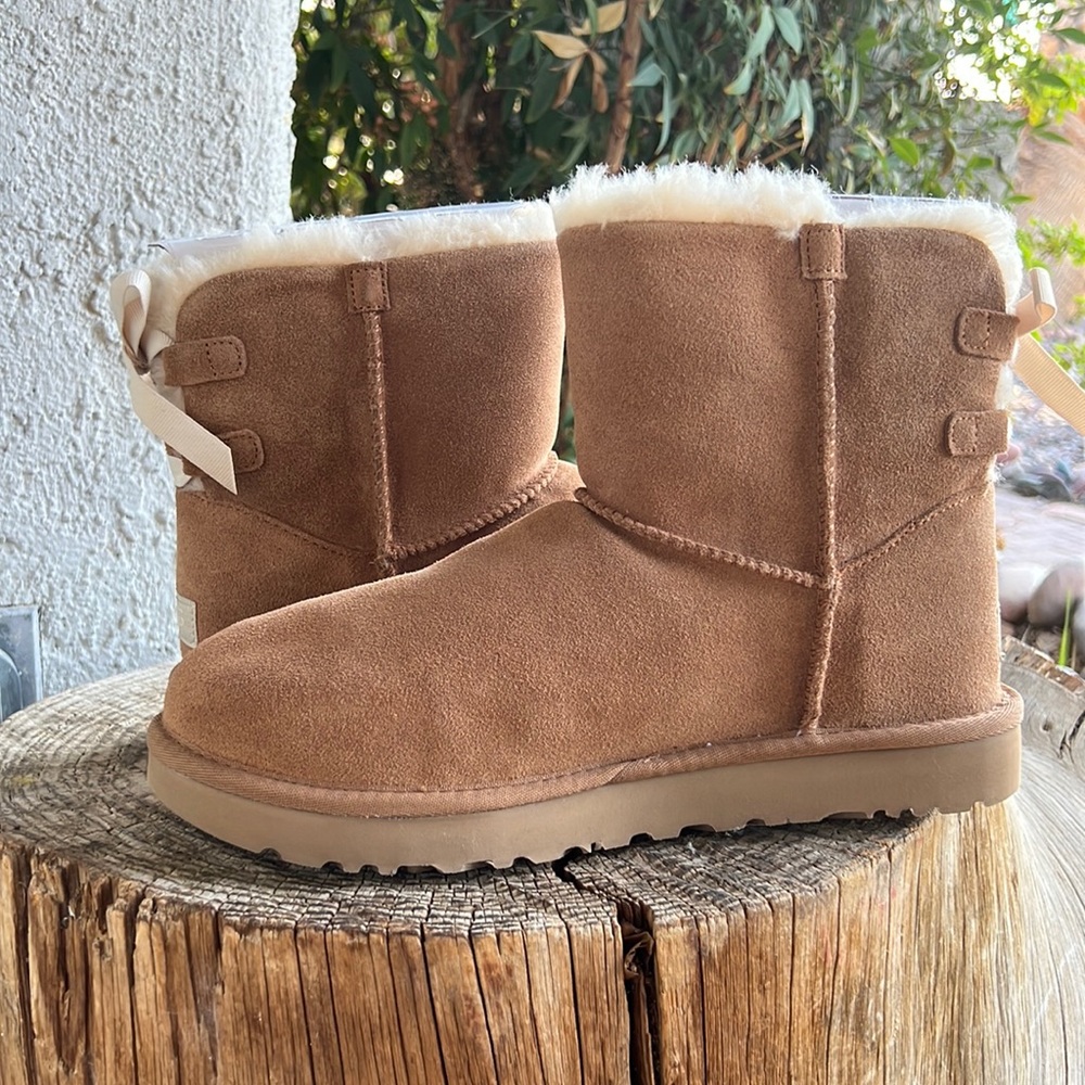 UGG MINI CONTINUITY BOW TAN CHESTNUT BOOT  NEW IN ORIGNAL BOX - Picture 2 of 5
